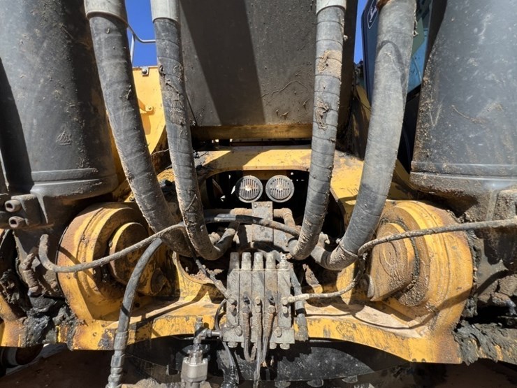 2019-deere-670g-lc-image-25