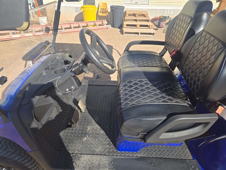 2024-gussi-italia-vivid-ev-peak-4f-lithium-golf-cart-image-13