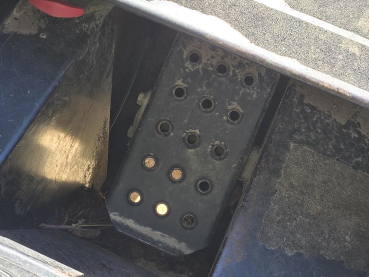 john-deere-325-image-23