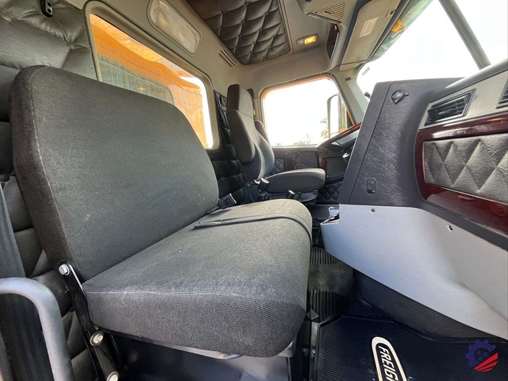 2020-freightliner-122sd-image-59