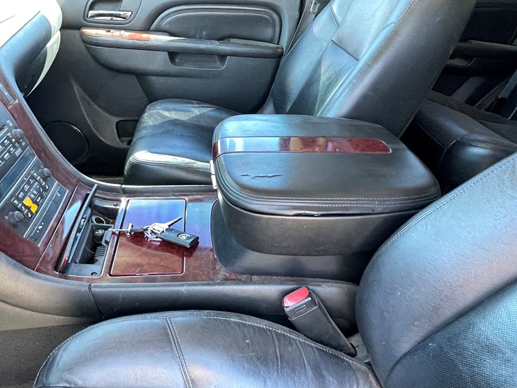 2010-cadillac-escalade-image-47