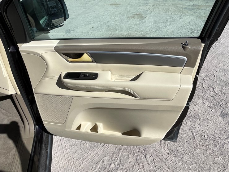 2010-volkswagen-routan-image-75