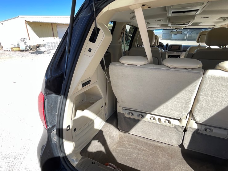 2010-volkswagen-routan-image-93