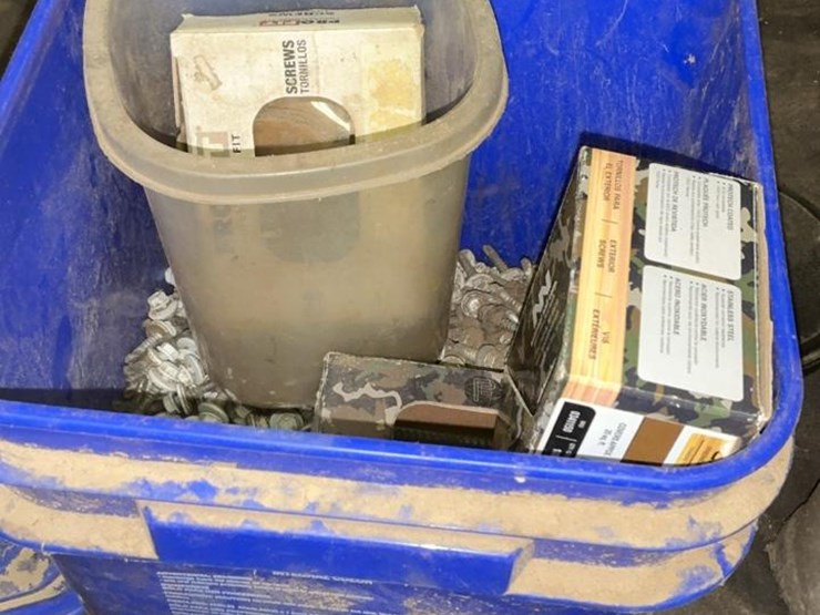 #769-•-oil-cans,-and-assorted-parts-image-7