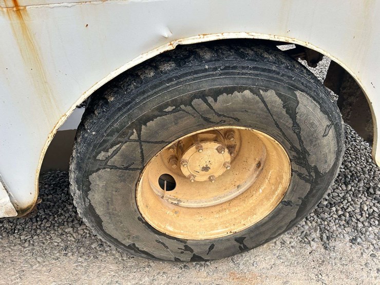 1989-mack-r690t-fuel-&-lube-truck-image-11