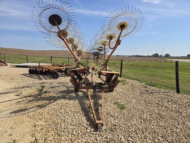 #5835-•-pull-type-10-wheel-v-rake-image-2