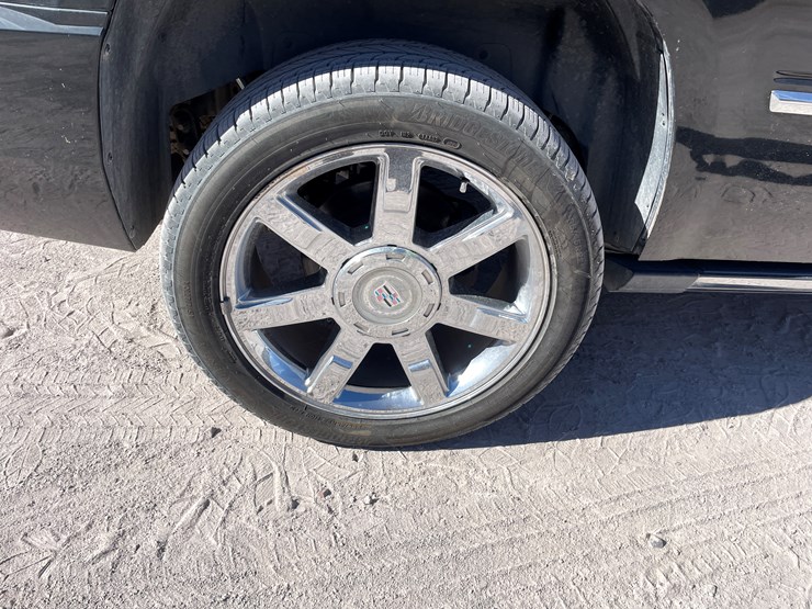 2010-cadillac-escalade-image-15