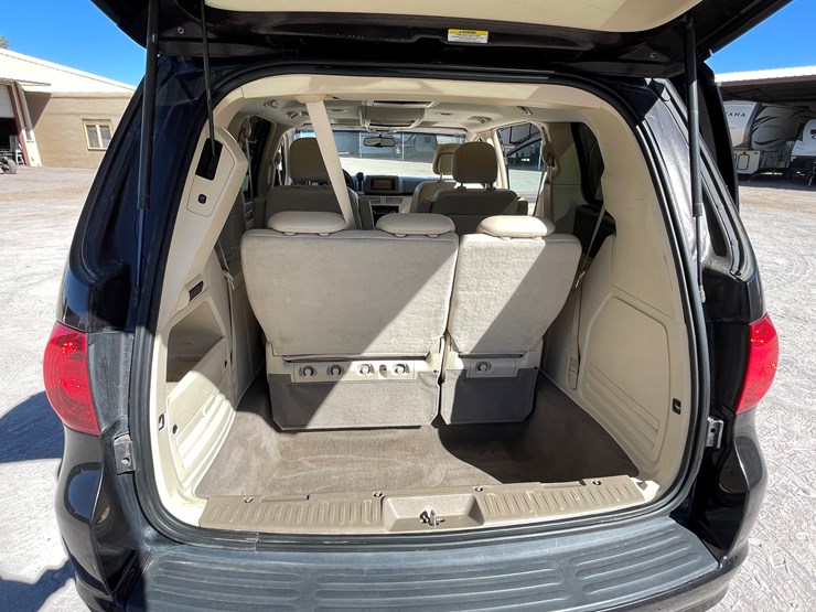 2010-volkswagen-routan-image-91