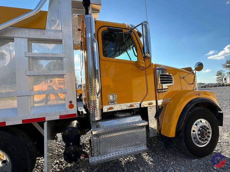 2020-freightliner-122sd-image-39