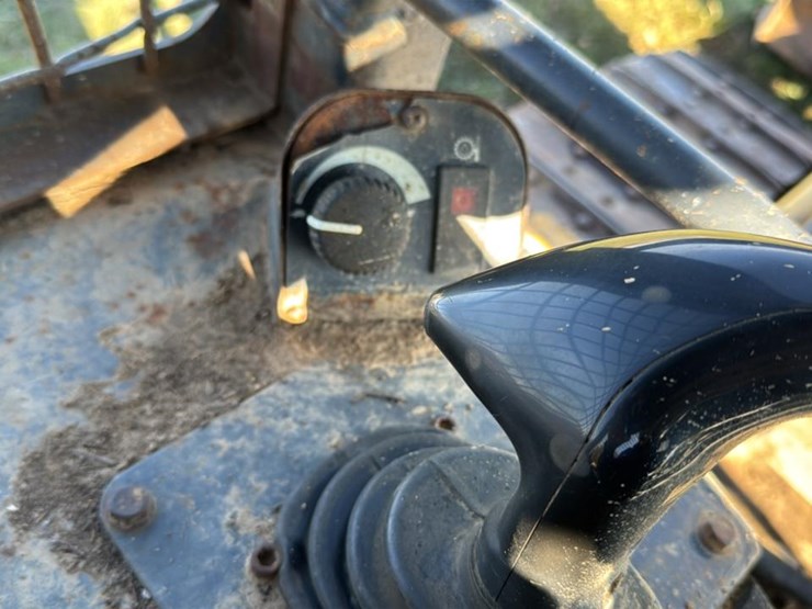 2008-deere-750j-xlt-image-48