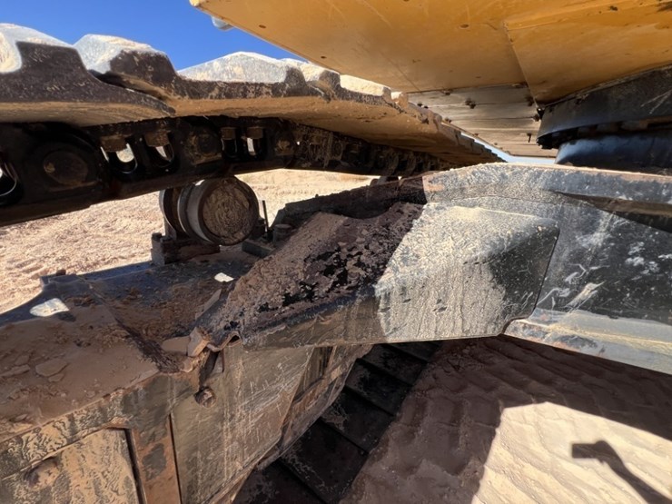 2019-deere-670g-lc-image-42