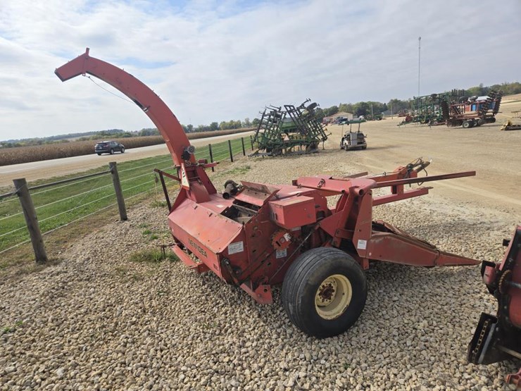 #5869-•-new-idea-pull-type-chopper-w/-2-row-30"-corn-head-image-8