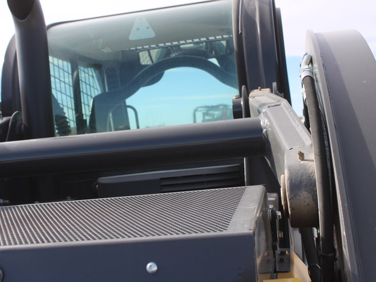 2023-new-holland-l328-image-23