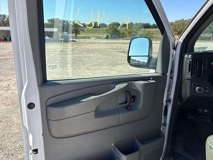 2013-chevrolet-express-3500-passenger-van-image-11