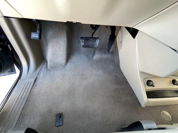 2010-volkswagen-routan-image-68