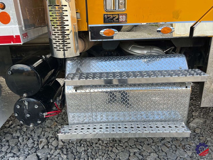 2020-freightliner-122sd-image-44