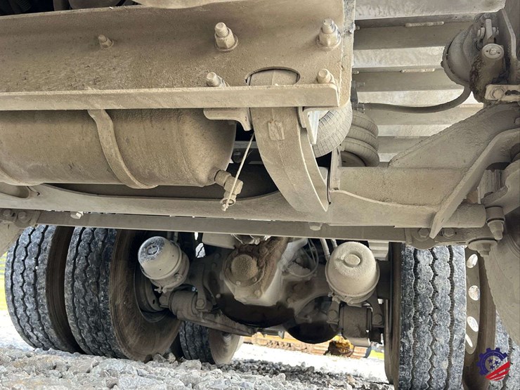 2020-freightliner-122sd-image-35