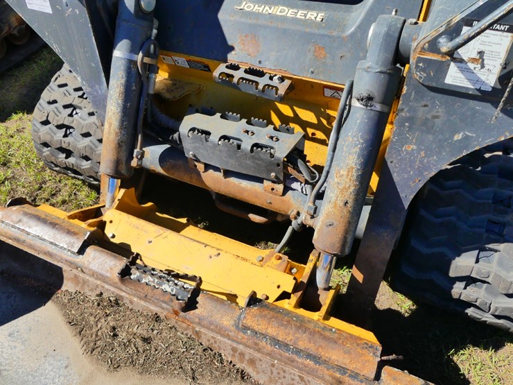 2021-deere-331g-image-11