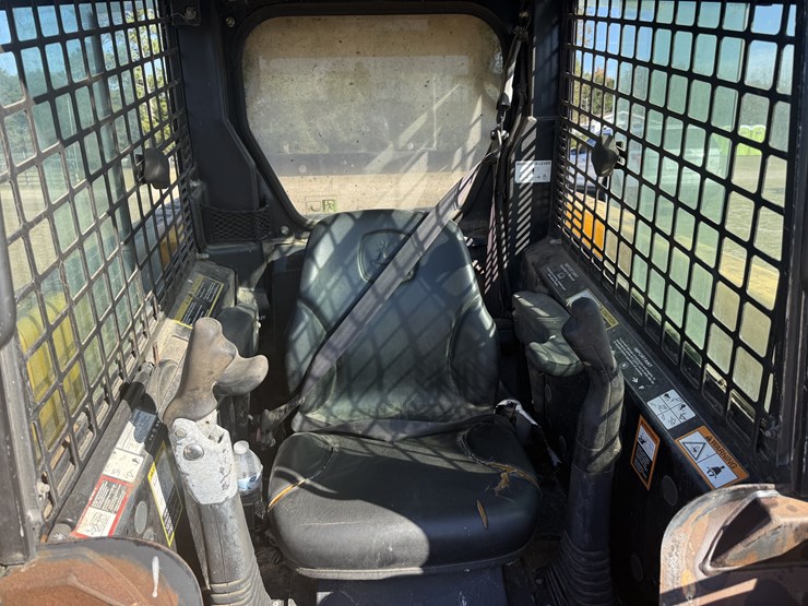 2008-deere-320-image-8