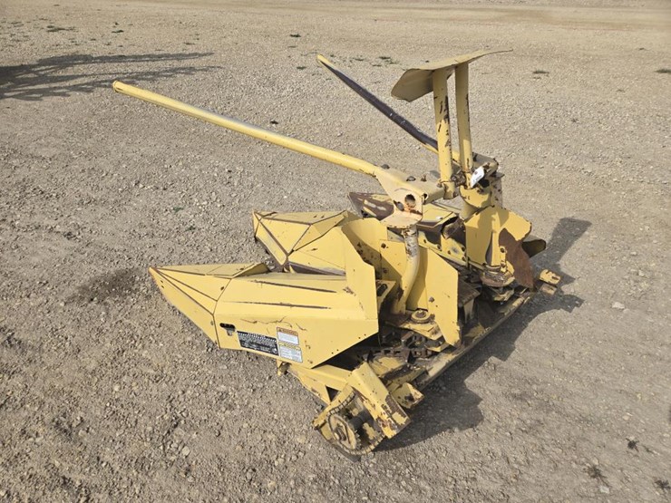 new-holland-824-image-3