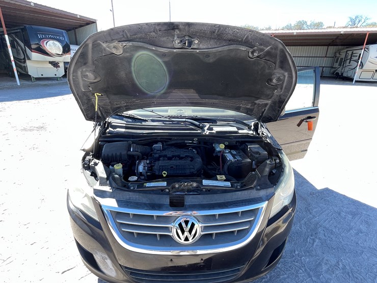 2010-volkswagen-routan-image-106