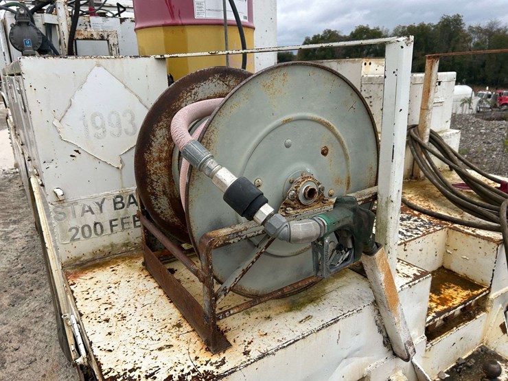 1989-mack-r690t-fuel-&-lube-truck-image-51