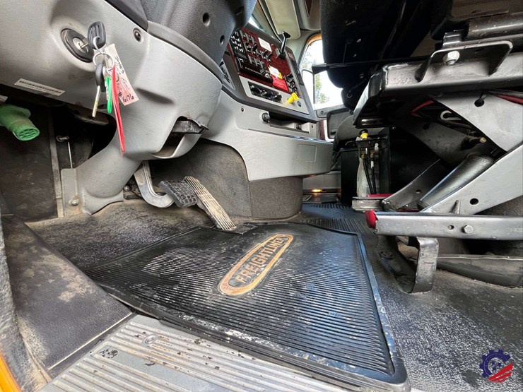 2020-freightliner-122sd-image-63