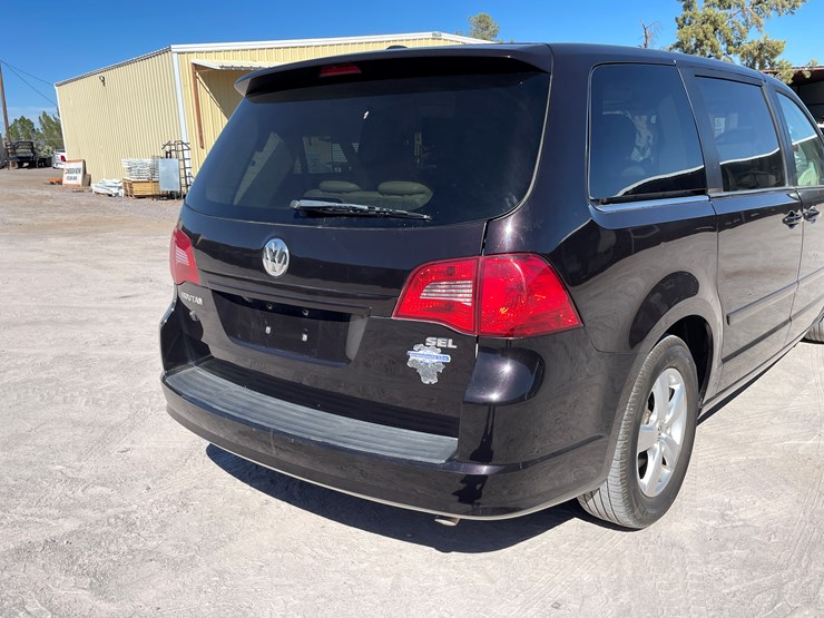 2010-volkswagen-routan-image-35