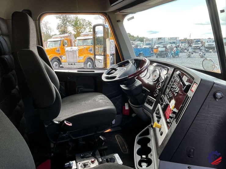 2020-freightliner-122sd-image-60