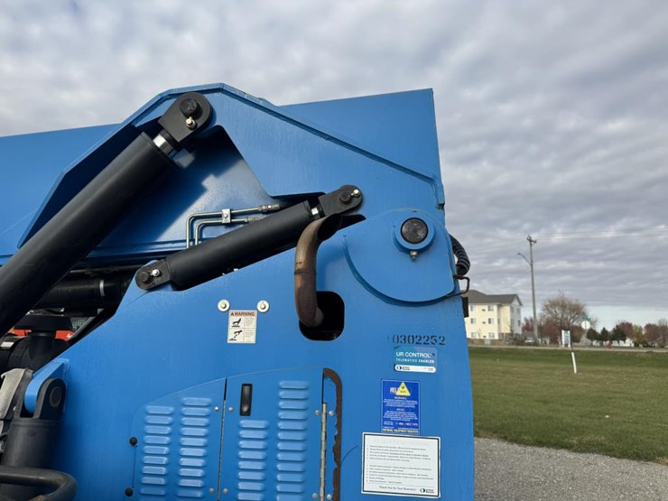 #1460-•-2014-genie-1056-telehandler-image-13