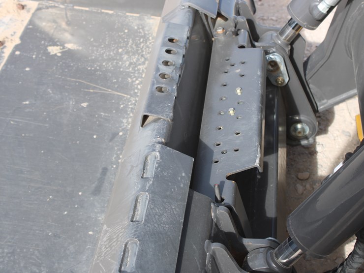 2023-new-holland-l328-image-31