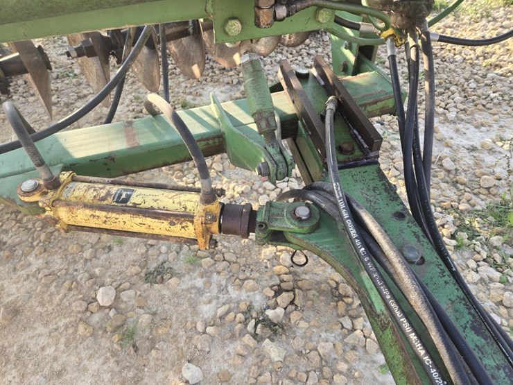 john-deere-220-image-16