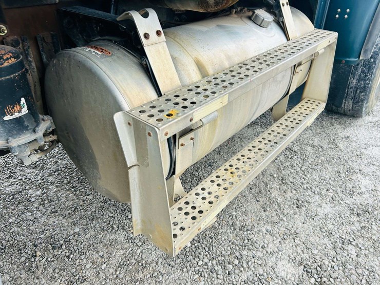 1999-freightliner-tri-axle-dump-truck-image-27