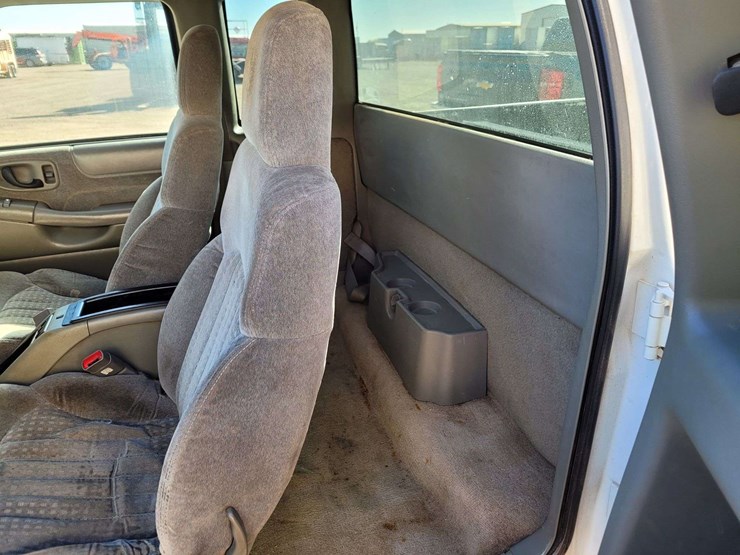 2000-chevrolet-s10-image-8