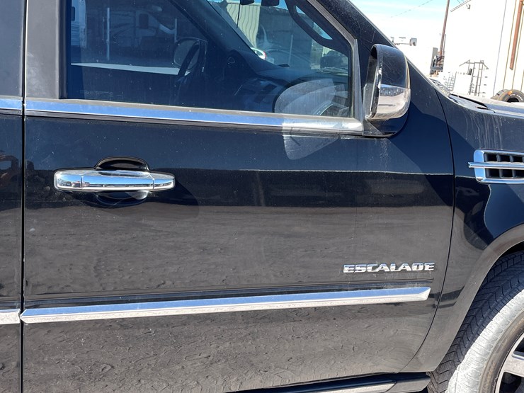 2010-cadillac-escalade-image-25