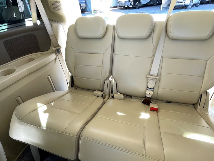 2010-volkswagen-routan-image-102