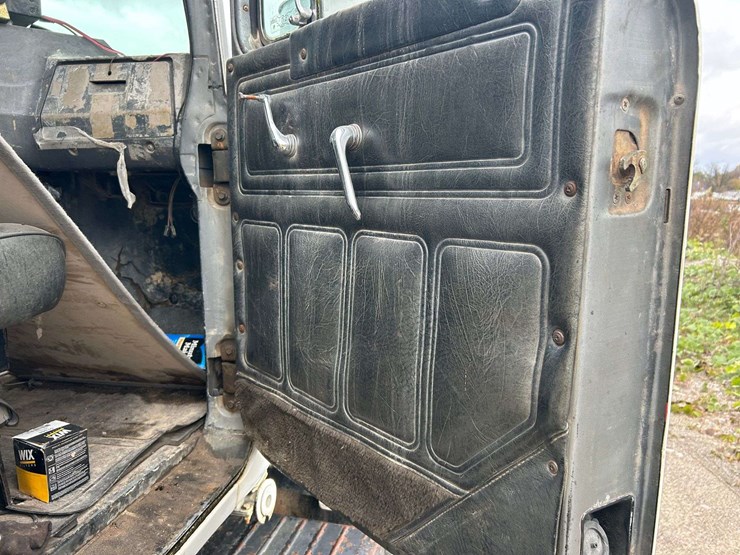 1989-mack-r690t-fuel-&-lube-truck-image-26