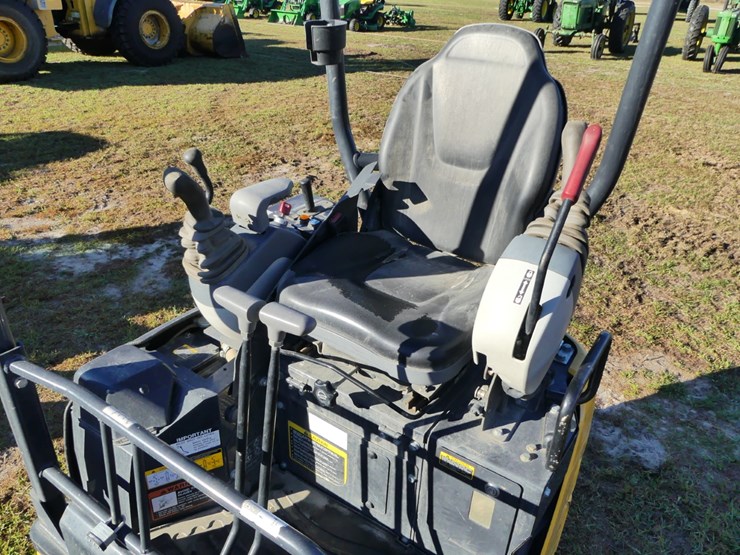 2023-deere-17g-image-13