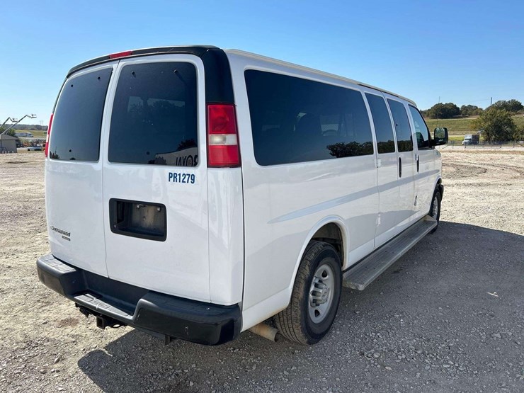 2013-chevrolet-express-3500-passenger-van-image-4