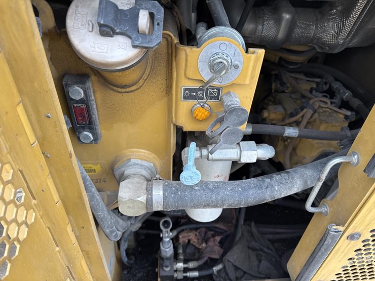 caterpillar-cb64b-image-17