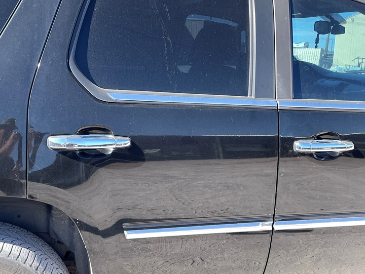 2010-cadillac-escalade-image-26