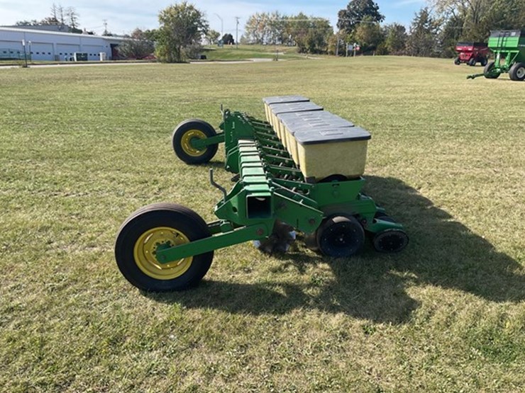 #52-•-1974-john-deere-p7100-planter-image-2