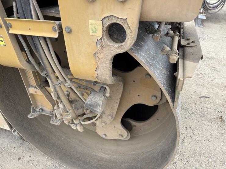 caterpillar-cb64b-image-13