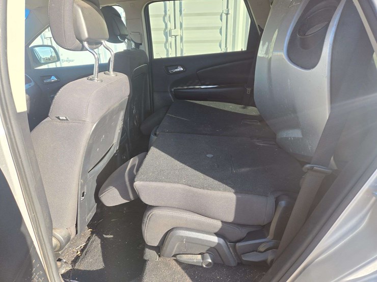 2013-dodge-journey-sxt-image-12