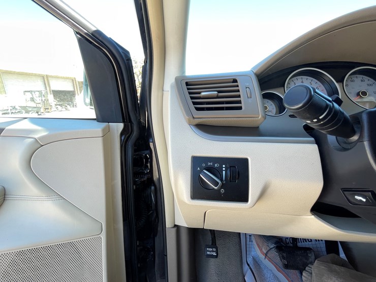 2010-volkswagen-routan-image-58