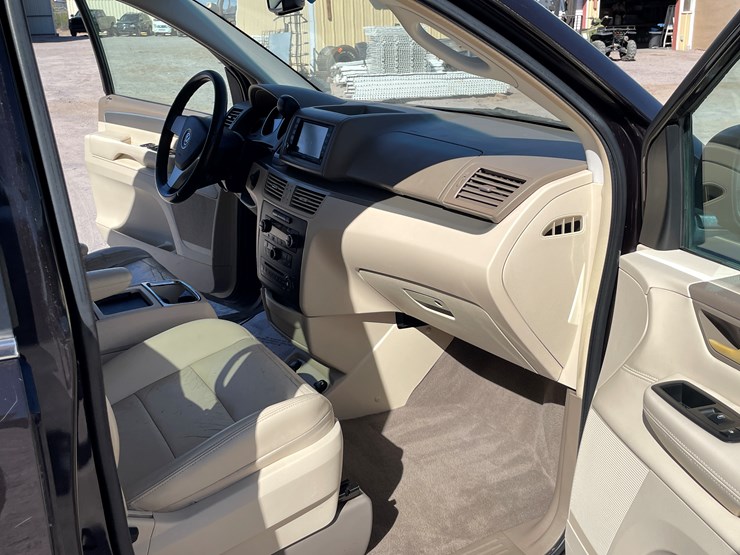 2010-volkswagen-routan-image-76