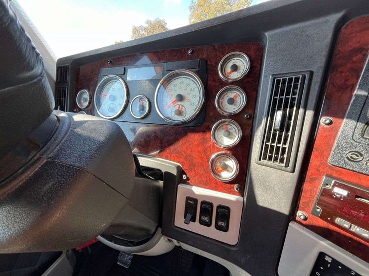 2020-freightliner-122sd-image-76