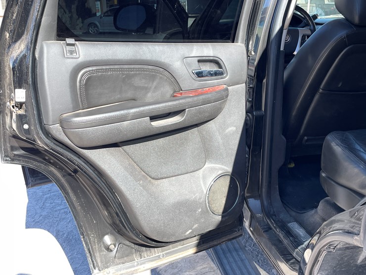 2010-cadillac-escalade-image-101