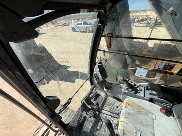 2019-deere-670g-lc-image-64