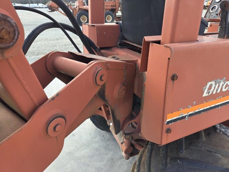 ditch-witch-350sx-image-32